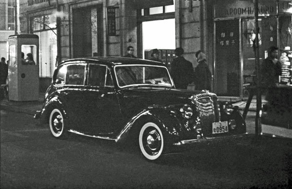 49-1b (042-36)＊ 1949-53 Daimler DB18 Consort Saloon (S6 OHV 2522cc).jpg